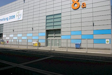 Werbetechnik Beklebung Der Fassade Messe Duesseldorf Bayer Hauptversammlung