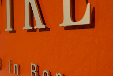 Werbetechnik Beschriftung Mit Metallbuchstaben  Plottexten Und Digitaldrucken