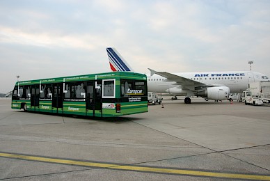 Vollverklebung Flugfeldbus Flughafen Duesseldorf Mit Digitaldrucken 