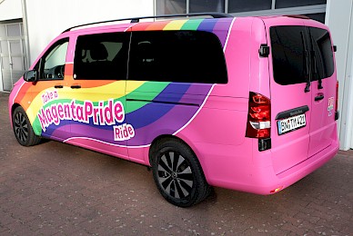 Vollverklebung Eines Vito In Telemagenta Und Digitaldrucken