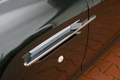 Vollverklebung Aston Martin Db9 Von Weiss In Schwarz Metallic