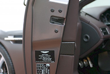 Vollverklebung Aston Martin Dbs Von Rot In Anthrazit Metallic