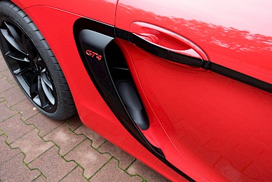 Dekorbeklebung Porsche Cayman Gt4 Mit Ferrari Scuderia Streifen Und Turdekoren