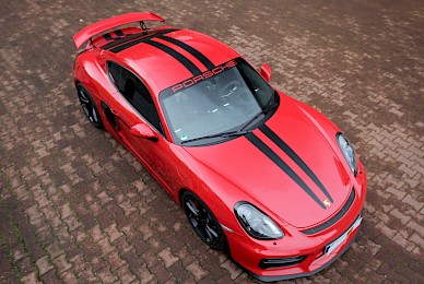 Dekorbeklebung Porsche Cayman Gt4 Mit Ferrari Scuderia Streifen Und Turdekoren