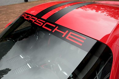 Dekorbeklebung Porsche Cayman Gt4 Mit Ferrari Scuderia Streifen Und Turdekoren