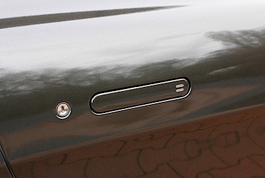 Vollverklebung Aston Martin V8 Vantage S Von Rot In Schwarz Metallic