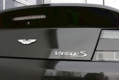 Vollverklebung Aston Martin V8 Vantage S Von Rot In Schwarz Metallic