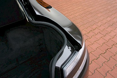 Vollverklebung Aston Martin V8 Vantage S Von Rot In Schwarz Metallic