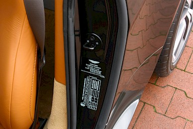 Vollverklebung Aston Martin V8 Vantage S Von Rot In Schwarz Metallic