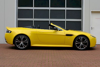 Vollverklebung Aston Martin V12 Vantage Volante Von Schwarz Metallic Insonnenblumengelb