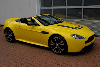 Vollverklebung Aston Martin V12 Vantage Volante Von Schwarz Metallic Insonnenblumengelb