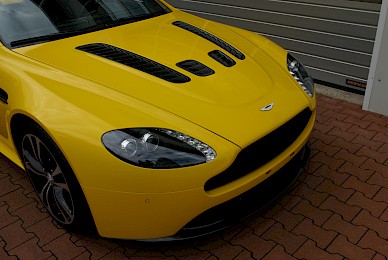 Vollverklebung Aston Martin V12 Vantage Volante Von Schwarz Metallic Insonnenblumengelb