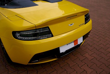 Vollverklebung Aston Martin V12 Vantage Volante Von Schwarz Metallic Insonnenblumengelb