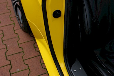 Vollverklebung Aston Martin V12 Vantage Volante Von Schwarz Metallic Insonnenblumengelb