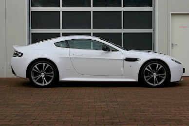 Vollverklebung Aston Martin V12 Vantage Von Schwarz Metallic Inweiss
