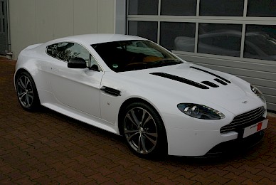 Vollverklebung Aston Martin V12 Vantage Von Schwarz Metallic Inweiss