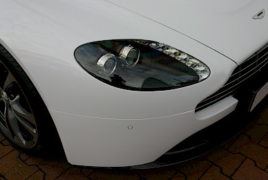 Vollverklebung Aston Martin V12 Vantage Von Schwarz Metallic Inweiss