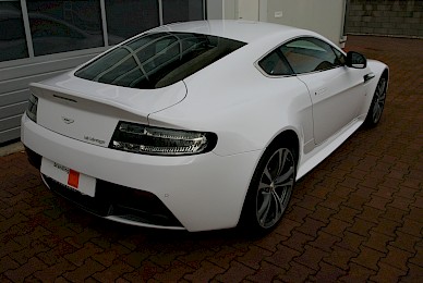 Vollverklebung Aston Martin V12 Vantage Von Schwarz Metallic Inweiss