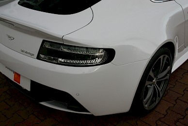 Vollverklebung Aston Martin V12 Vantage Von Schwarz Metallic Inweiss