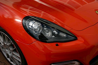Vollverklebung Porsche Panamera Turbo Von Schwarz In Rot Glanzend