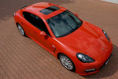Vollverklebung Porsche Panamera Turbo Von Schwarz In Rot Glanzend