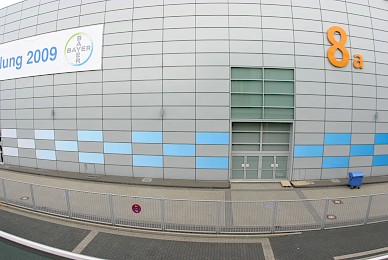 Werbetechnik Beklebung Der Fassade Messe Duesseldorf Bayer Hauptversammlung
