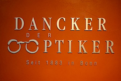 Werbetechnik Beschriftung Mit Metallbuchstaben Plottexten Und Digitaldrucken