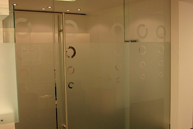 Werbetechnik Beschriftung Mit Metallbuchstaben Plottexten Und Digitaldrucken