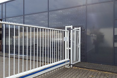 Werbetechnik Fensterbeschriftung Mit Plottexten Negativ 04
