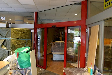 Werbetechnik Vollverklebung Der Fensterrahmen Von Silber Auf Rot Baeckerei Lubig
