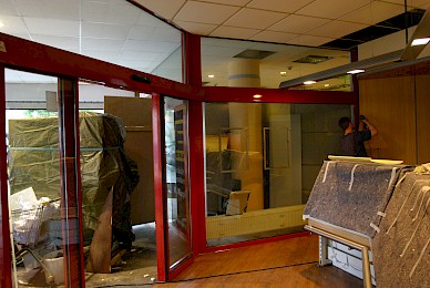 Werbetechnik Vollverklebung Der Fensterrahmen Von Silber Auf Rot Baeckerei Lubig