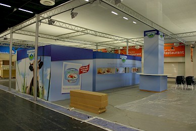 Werbetechnik Vollverklebung Messestand Bayernland