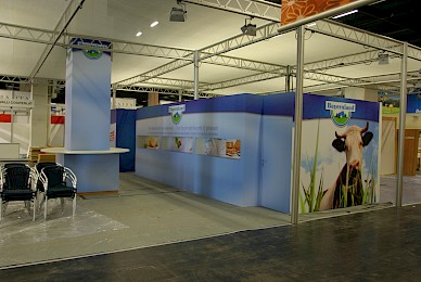 Werbetechnik Vollverklebung Messestand Bayernland