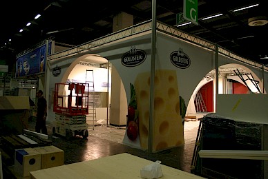 Werbetechnik Vollverklebung Messestand Bayernland