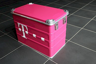 Werbetechnik Vollverklebung Und Beschriftung Telekom Transportboxen