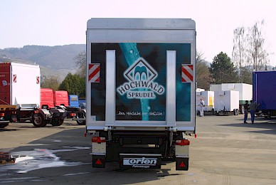 Lkw Zug Beschriftung Mit Digitaldrucken Auf Reflexfolie Hochwald Sprudel
