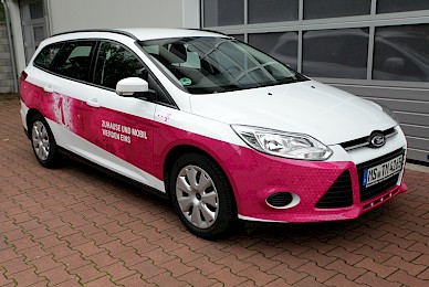 Fahrzeugbeschriftung Ford Focus Telekom Magenta Eins