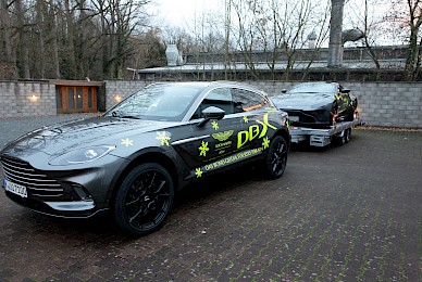 Aston Martin Dbx Und Aston Martin Vantage Werbebeschriftung