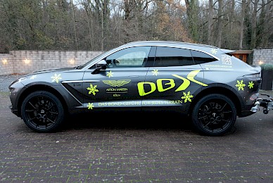 Aston Martin Dbx Und Aston Martin Vantage Werbebeschriftung