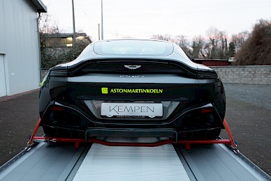 Aston Martin Dbx Und Aston Martin Vantage Werbebeschriftung