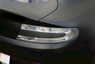 Vollverklebung Aston Martin V12 Vantage Von Schwarz Glaenzend In Schwarz Matt