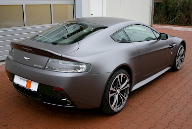 Vollverklebung Aston Martin V12 Vantage Von Schwarz In Anthrazit Matt Metallic