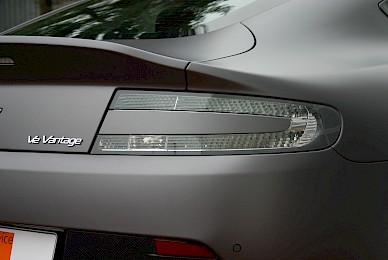 Vollverklebung Aston Martin V12 Vantage Von Schwarz In Anthrazit Matt Metallic
