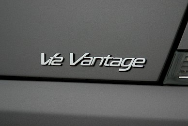 Vollverklebung Aston Martin V12 Vantage Von Schwarz In Anthrazit Matt Metallic