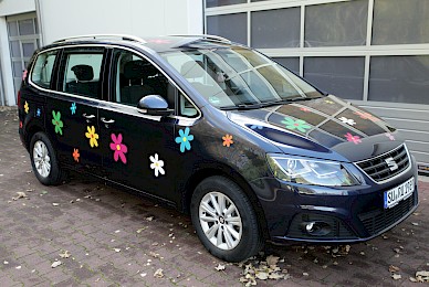 Dekorbeklebung Eines Vw Sharan Mit Prilblumen