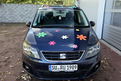 Dekorbeklebung Eines Vw Sharan Mit Prilblumen