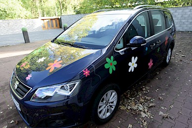 Dekorbeklebung Eines Vw Sharan Mit Prilblumen