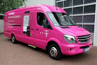 Vollverklebung Von Vito Und Sprinter In Telemagenta