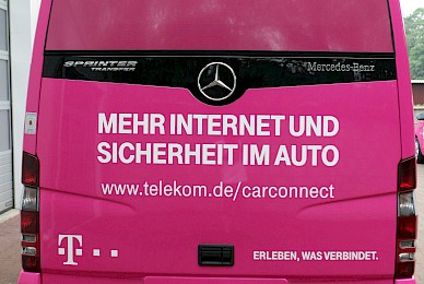 Vollverklebung Von Vito Und Sprinter In Telemagenta
