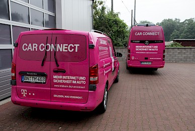 Vollverklebung Von Vito Und Sprinter In Telemagenta